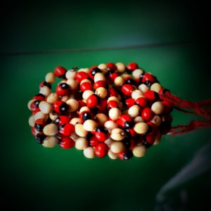 It is a product image of the original GUNJA KI MALA that has 108 beads garland made up of Gunja plant of the creeper species, makes available by the Prabhu Bhakti portal.