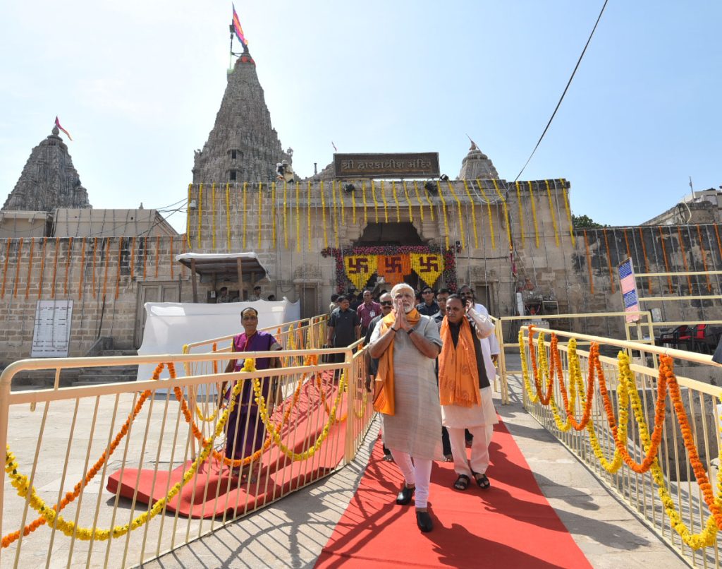 The Prime Minister, Shri Narendra Modi at Dwarkadhish Temple